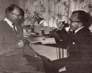 Attēlā pa kreisi Ēriks Preiss sarunājas ar spiestuves pārzini Gunāru Brunavu par lētākajām, labākajām iespiešanas iespējām, 1962. gadā
