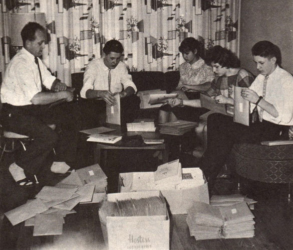 Mazputniņa tehniskie palīgi gatavo sūtījumus žunāla abonētājiem 1962. gadā
